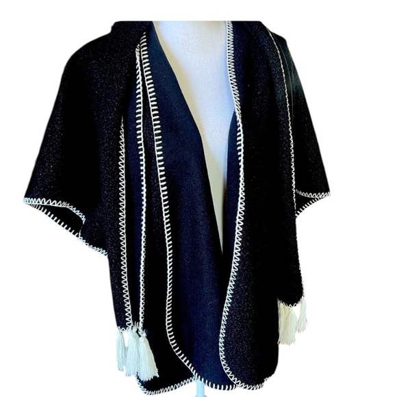 Black and White Tassel Trim Poncho Sweater one size NWOT. Perfect condition - Picture 1 of 13